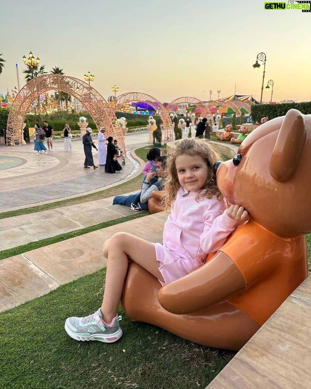 Sandra Parmová Instagram - Kdybych měla vybrat v Dubaji 1️⃣ místo, kam se chci znova podívat, rozhodně by to bylo do @globalvillageuae. Tam máte celý svět a jeho nejikoničtější stavby doslova na dlani 😍😍😍 Setkává se tam více než 90 kultur a jde tak o jeden z největších zábavních parků na světě. 🎡🕌🎢 Jak moc vás ohromí, to se nedá slovy ani fotkami vyjádřit 😃 Možná videi ve stories, mrkněte ☺️ My navštívili úžasné muzeum kuriozit a zrcadlový labyrint a také obří kolo s překrásným výhledem a další kolotoče a atrakce. Taky jsme ochutnali dobroty z flow marketu a moji nejoblíbenější sticky rice with mango.🥭😋 Na zdejších trzích by se daly strávit, abyste se vším dostatečně pokochali. Zkrátka tolik koncentrované zábavy a zážitků na jednom místě jsem ještě neviděla. Za mě totální pecka. 👌🏼👌🏼 Co vy, byli jste a líbilo se? 🤗 @globalvillageuae @visit.dubai #globalvillagedubai #dubaj #dubai #visitdubai #travelgram #love #fun #mumanddaughter #traveling #together The Global Village, قلعه الميدان لليوله (Dubai)