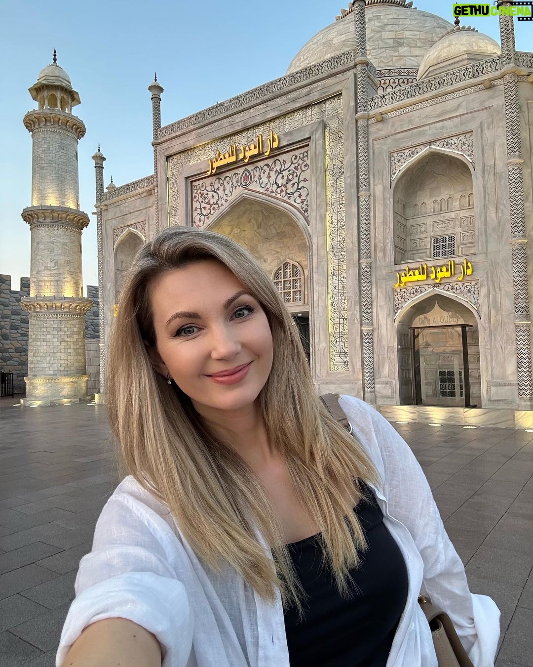 Sandra Parmová Instagram - Kdybych měla vybrat v Dubaji 1️⃣ místo, kam se chci znova podívat, rozhodně by to bylo do @globalvillageuae. Tam máte celý svět a jeho nejikoničtější stavby doslova na dlani 😍😍😍 Setkává se tam více než 90 kultur a jde tak o jeden z největších zábavních parků na světě. 🎡🕌🎢 Jak moc vás ohromí, to se nedá slovy ani fotkami vyjádřit 😃 Možná videi ve stories, mrkněte ☺️ My navštívili úžasné muzeum kuriozit a zrcadlový labyrint a také obří kolo s překrásným výhledem a další kolotoče a atrakce. Taky jsme ochutnali dobroty z flow marketu a moji nejoblíbenější sticky rice with mango.🥭😋 Na zdejších trzích by se daly strávit, abyste se vším dostatečně pokochali. Zkrátka tolik koncentrované zábavy a zážitků na jednom místě jsem ještě neviděla. Za mě totální pecka. 👌🏼👌🏼 Co vy, byli jste a líbilo se? 🤗 @globalvillageuae @visit.dubai #globalvillagedubai #dubaj #dubai #visitdubai #travelgram #love #fun #mumanddaughter #traveling #together The Global Village, قلعه الميدان لليوله (Dubai)