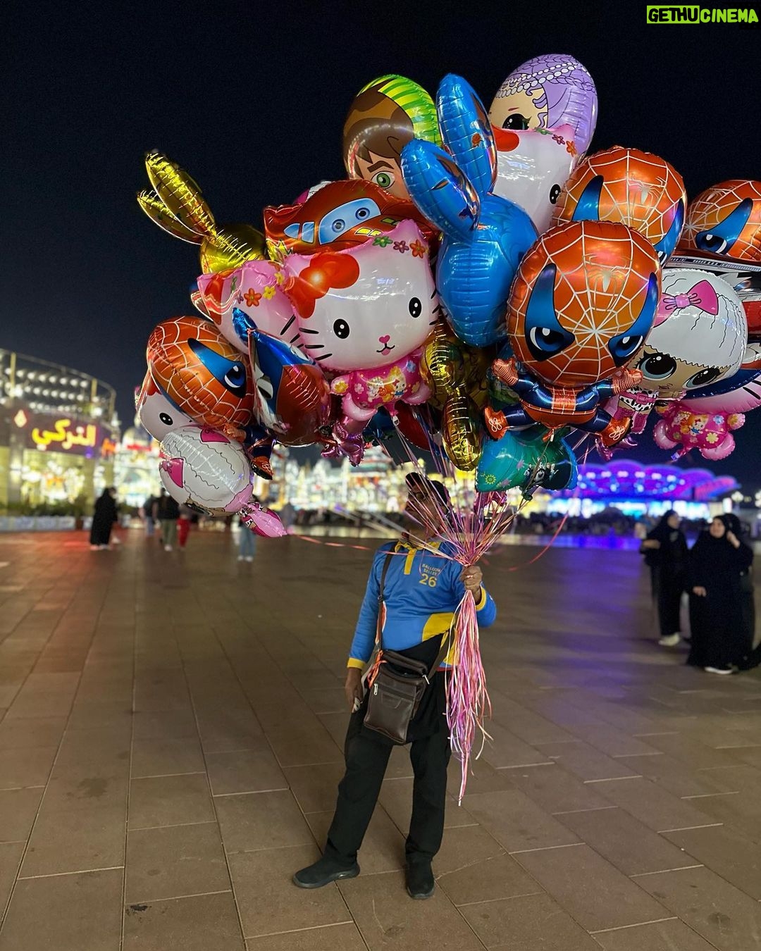 Sandra Parmová Instagram - Kdybych měla vybrat v Dubaji 1️⃣ místo, kam se chci znova podívat, rozhodně by to bylo do @globalvillageuae. Tam máte celý svět a jeho nejikoničtější stavby doslova na dlani 😍😍😍 Setkává se tam více než 90 kultur a jde tak o jeden z největších zábavních parků na světě. 🎡🕌🎢 Jak moc vás ohromí, to se nedá slovy ani fotkami vyjádřit 😃 Možná videi ve stories, mrkněte ☺️ My navštívili úžasné muzeum kuriozit a zrcadlový labyrint a také obří kolo s překrásným výhledem a další kolotoče a atrakce. Taky jsme ochutnali dobroty z flow marketu a moji nejoblíbenější sticky rice with mango.🥭😋 Na zdejších trzích by se daly strávit, abyste se vším dostatečně pokochali. Zkrátka tolik koncentrované zábavy a zážitků na jednom místě jsem ještě neviděla. Za mě totální pecka. 👌🏼👌🏼 Co vy, byli jste a líbilo se? 🤗 @globalvillageuae @visit.dubai #globalvillagedubai #dubaj #dubai #visitdubai #travelgram #love #fun #mumanddaughter #traveling #together The Global Village, قلعه الميدان لليوله (Dubai)