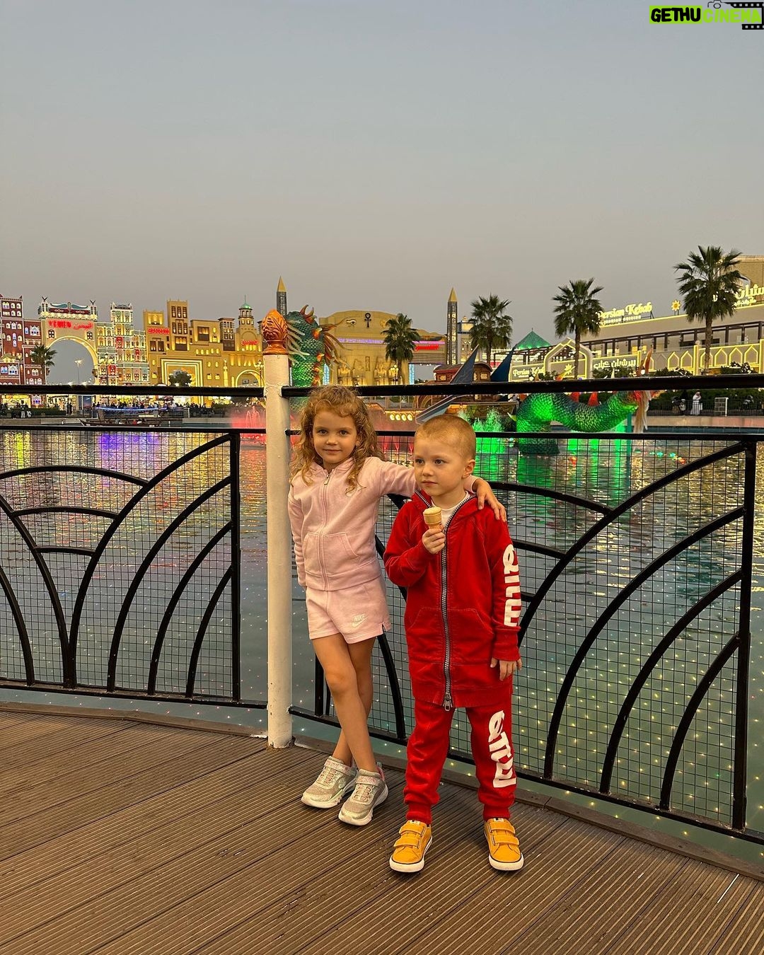 Sandra Parmová Instagram - Kdybych měla vybrat v Dubaji 1️⃣ místo, kam se chci znova podívat, rozhodně by to bylo do @globalvillageuae. Tam máte celý svět a jeho nejikoničtější stavby doslova na dlani 😍😍😍 Setkává se tam více než 90 kultur a jde tak o jeden z největších zábavních parků na světě. 🎡🕌🎢 Jak moc vás ohromí, to se nedá slovy ani fotkami vyjádřit 😃 Možná videi ve stories, mrkněte ☺️ My navštívili úžasné muzeum kuriozit a zrcadlový labyrint a také obří kolo s překrásným výhledem a další kolotoče a atrakce. Taky jsme ochutnali dobroty z flow marketu a moji nejoblíbenější sticky rice with mango.🥭😋 Na zdejších trzích by se daly strávit, abyste se vším dostatečně pokochali. Zkrátka tolik koncentrované zábavy a zážitků na jednom místě jsem ještě neviděla. Za mě totální pecka. 👌🏼👌🏼 Co vy, byli jste a líbilo se? 🤗 @globalvillageuae @visit.dubai #globalvillagedubai #dubaj #dubai #visitdubai #travelgram #love #fun #mumanddaughter #traveling #together The Global Village, قلعه الميدان لليوله (Dubai)