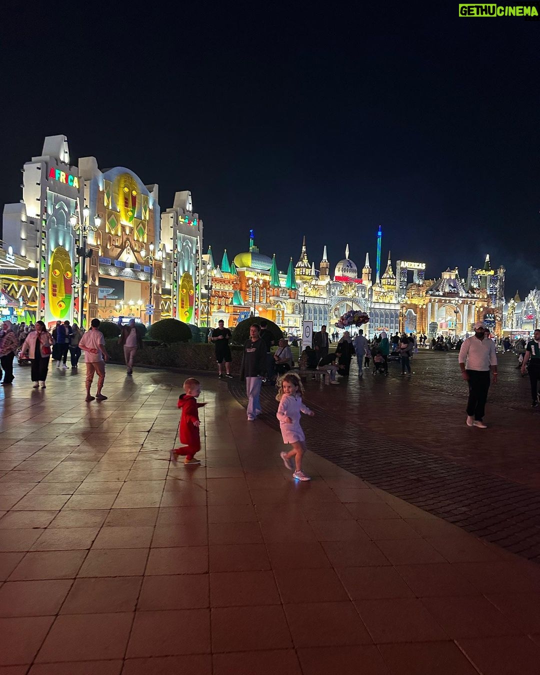 Sandra Parmová Instagram - Kdybych měla vybrat v Dubaji 1️⃣ místo, kam se chci znova podívat, rozhodně by to bylo do @globalvillageuae. Tam máte celý svět a jeho nejikoničtější stavby doslova na dlani 😍😍😍 Setkává se tam více než 90 kultur a jde tak o jeden z největších zábavních parků na světě. 🎡🕌🎢 Jak moc vás ohromí, to se nedá slovy ani fotkami vyjádřit 😃 Možná videi ve stories, mrkněte ☺️ My navštívili úžasné muzeum kuriozit a zrcadlový labyrint a také obří kolo s překrásným výhledem a další kolotoče a atrakce. Taky jsme ochutnali dobroty z flow marketu a moji nejoblíbenější sticky rice with mango.🥭😋 Na zdejších trzích by se daly strávit, abyste se vším dostatečně pokochali. Zkrátka tolik koncentrované zábavy a zážitků na jednom místě jsem ještě neviděla. Za mě totální pecka. 👌🏼👌🏼 Co vy, byli jste a líbilo se? 🤗 @globalvillageuae @visit.dubai #globalvillagedubai #dubaj #dubai #visitdubai #travelgram #love #fun #mumanddaughter #traveling #together The Global Village, قلعه الميدان لليوله (Dubai)