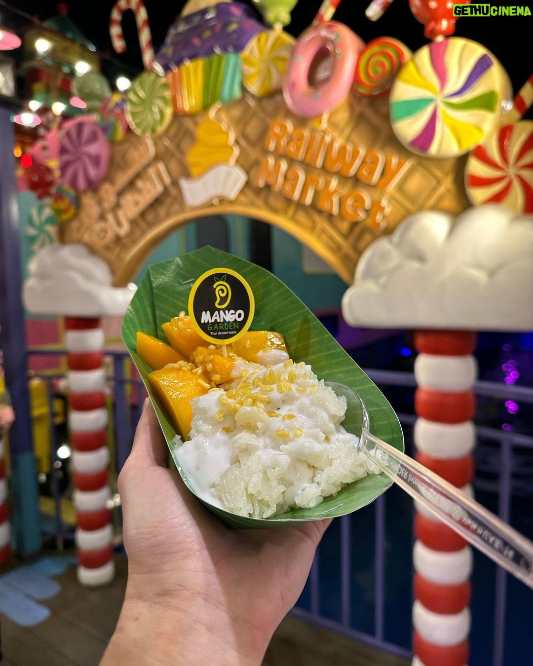 Sandra Parmová Instagram - Kdybych měla vybrat v Dubaji 1️⃣ místo, kam se chci znova podívat, rozhodně by to bylo do @globalvillageuae. Tam máte celý svět a jeho nejikoničtější stavby doslova na dlani 😍😍😍 Setkává se tam více než 90 kultur a jde tak o jeden z největších zábavních parků na světě. 🎡🕌🎢 Jak moc vás ohromí, to se nedá slovy ani fotkami vyjádřit 😃 Možná videi ve stories, mrkněte ☺️ My navštívili úžasné muzeum kuriozit a zrcadlový labyrint a také obří kolo s překrásným výhledem a další kolotoče a atrakce. Taky jsme ochutnali dobroty z flow marketu a moji nejoblíbenější sticky rice with mango.🥭😋 Na zdejších trzích by se daly strávit, abyste se vším dostatečně pokochali. Zkrátka tolik koncentrované zábavy a zážitků na jednom místě jsem ještě neviděla. Za mě totální pecka. 👌🏼👌🏼 Co vy, byli jste a líbilo se? 🤗 @globalvillageuae @visit.dubai #globalvillagedubai #dubaj #dubai #visitdubai #travelgram #love #fun #mumanddaughter #traveling #together The Global Village, قلعه الميدان لليوله (Dubai)