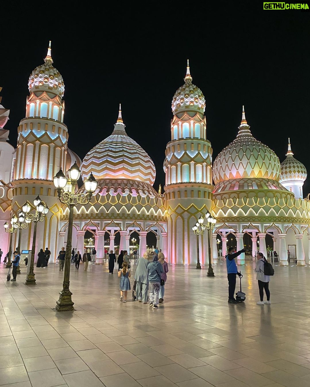 Sandra Parmová Instagram - Kdybych měla vybrat v Dubaji 1️⃣ místo, kam se chci znova podívat, rozhodně by to bylo do @globalvillageuae. Tam máte celý svět a jeho nejikoničtější stavby doslova na dlani 😍😍😍 Setkává se tam více než 90 kultur a jde tak o jeden z největších zábavních parků na světě. 🎡🕌🎢 Jak moc vás ohromí, to se nedá slovy ani fotkami vyjádřit 😃 Možná videi ve stories, mrkněte ☺️ My navštívili úžasné muzeum kuriozit a zrcadlový labyrint a také obří kolo s překrásným výhledem a další kolotoče a atrakce. Taky jsme ochutnali dobroty z flow marketu a moji nejoblíbenější sticky rice with mango.🥭😋 Na zdejších trzích by se daly strávit, abyste se vším dostatečně pokochali. Zkrátka tolik koncentrované zábavy a zážitků na jednom místě jsem ještě neviděla. Za mě totální pecka. 👌🏼👌🏼 Co vy, byli jste a líbilo se? 🤗 @globalvillageuae @visit.dubai #globalvillagedubai #dubaj #dubai #visitdubai #travelgram #love #fun #mumanddaughter #traveling #together The Global Village, قلعه الميدان لليوله (Dubai)