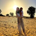 Sandra Parmová Instagram - Pouštní safari 🐫🌅 Tohle byl tak krásný výlet 😍 Magický západ slunce na dunách, velbloudi, tradiční jídlo a nadšené děti.👌🏼❤️ Thank you for a beautiful trip @platinumheritage 🐫❤️ @visit.dubai #vylet #dopouste #dubaj #dubai #poust #desert #zapadslunce #sunset #velbloud #projizdka #pisecneduny #elegabags #traditionalfood #traditionaltattoo #camels Platinum Heritage Dubai