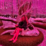 Sandra Parmová Instagram - Tohle místo!!!! @ayauniverse____ 💜💙💜 Muzeum otevřeli teprve v prosinci 2022 a je to vizuální nádhera!!! @visit.dubai #dubai #visitdubai #ayauniverse #universe #vesmir #zeme #magic #loveit #enjoy AYA Universe