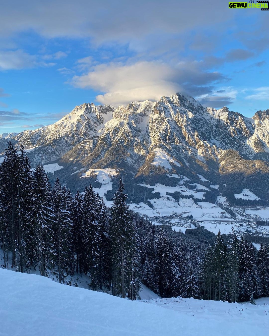 Sandra Parmová Instagram - 🏔️ #mountainview 😍 #friends #fun #skiing #leogang #austria #vacay #relax #mountains #love