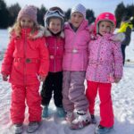 Sandra Parmová Instagram - Doufám, že ty sjezdovky budeš milovat stejně jako máma 🙏🏼😉 Ale už teď jsem nejpyšnější, jak jsi základy lyžování po pár hodinách s tatínkem zvládla a teď už jezdíš jako drak! 🥇🥰 Jinak prďáckou výbavu jsme s Emilkou okoukaly u kamarádek. Dlouhá, pohodlná, nepromokavá bundička s krásným kožíškem, hračkou a obrázkem na zádech je od francouzské značky Poivre Blanc. A ve své nabídce ji má i náš oblíbený obchod @aboutkids_brno 🌟❤️ Ty zářivé barvy jsou na svahu prostě TOP!!! 😍 Holky byly nepřehlednutelné a to doslova! 😂 @podle_emily #mojemalalyzarka #holkynasvahu #ruzovky #lyzovacka #skiharusak #ucimese #nalyzich #novemestonamorave #hory #zima #aboutkids #aboutkidsbrno #obleceni #zimnivybava #poivreblanc #loveit SKI Harusák Nové Město na Moravě