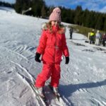 Sandra Parmová Instagram - Doufám, že ty sjezdovky budeš milovat stejně jako máma 🙏🏼😉 Ale už teď jsem nejpyšnější, jak jsi základy lyžování po pár hodinách s tatínkem zvládla a teď už jezdíš jako drak! 🥇🥰 Jinak prďáckou výbavu jsme s Emilkou okoukaly u kamarádek. Dlouhá, pohodlná, nepromokavá bundička s krásným kožíškem, hračkou a obrázkem na zádech je od francouzské značky Poivre Blanc. A ve své nabídce ji má i náš oblíbený obchod @aboutkids_brno 🌟❤️ Ty zářivé barvy jsou na svahu prostě TOP!!! 😍 Holky byly nepřehlednutelné a to doslova! 😂 @podle_emily #mojemalalyzarka #holkynasvahu #ruzovky #lyzovacka #skiharusak #ucimese #nalyzich #novemestonamorave #hory #zima #aboutkids #aboutkidsbrno #obleceni #zimnivybava #poivreblanc #loveit SKI Harusák Nové Město na Moravě