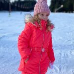 Sandra Parmová Instagram - Doufám, že ty sjezdovky budeš milovat stejně jako máma 🙏🏼😉 Ale už teď jsem nejpyšnější, jak jsi základy lyžování po pár hodinách s tatínkem zvládla a teď už jezdíš jako drak! 🥇🥰 Jinak prďáckou výbavu jsme s Emilkou okoukaly u kamarádek. Dlouhá, pohodlná, nepromokavá bundička s krásným kožíškem, hračkou a obrázkem na zádech je od francouzské značky Poivre Blanc. A ve své nabídce ji má i náš oblíbený obchod @aboutkids_brno 🌟❤️ Ty zářivé barvy jsou na svahu prostě TOP!!! 😍 Holky byly nepřehlednutelné a to doslova! 😂 @podle_emily #mojemalalyzarka #holkynasvahu #ruzovky #lyzovacka #skiharusak #ucimese #nalyzich #novemestonamorave #hory #zima #aboutkids #aboutkidsbrno #obleceni #zimnivybava #poivreblanc #loveit SKI Harusák Nové Město na Moravě