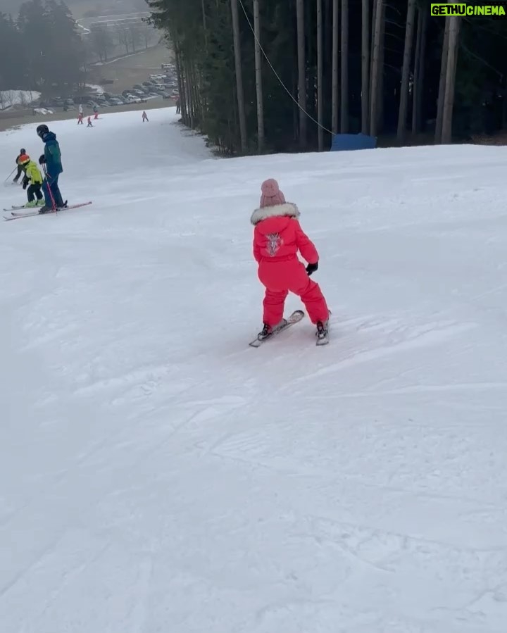 Sandra Parmová Instagram - Doufám, že ty sjezdovky budeš milovat stejně jako máma 🙏🏼😉 Ale už teď jsem nejpyšnější, jak jsi základy lyžování po pár hodinách s tatínkem zvládla a teď už jezdíš jako drak! 🥇🥰 Jinak prďáckou výbavu jsme s Emilkou okoukaly u kamarádek. Dlouhá, pohodlná, nepromokavá bundička s krásným kožíškem, hračkou a obrázkem na zádech je od francouzské značky Poivre Blanc. A ve své nabídce ji má i náš oblíbený obchod @aboutkids_brno 🌟❤️ Ty zářivé barvy jsou na svahu prostě TOP!!! 😍 Holky byly nepřehlednutelné a to doslova! 😂 @podle_emily #mojemalalyzarka #holkynasvahu #ruzovky #lyzovacka #skiharusak #ucimese #nalyzich #novemestonamorave #hory #zima #aboutkids #aboutkidsbrno #obleceni #zimnivybava #poivreblanc #loveit SKI Harusák Nové Město na Moravě