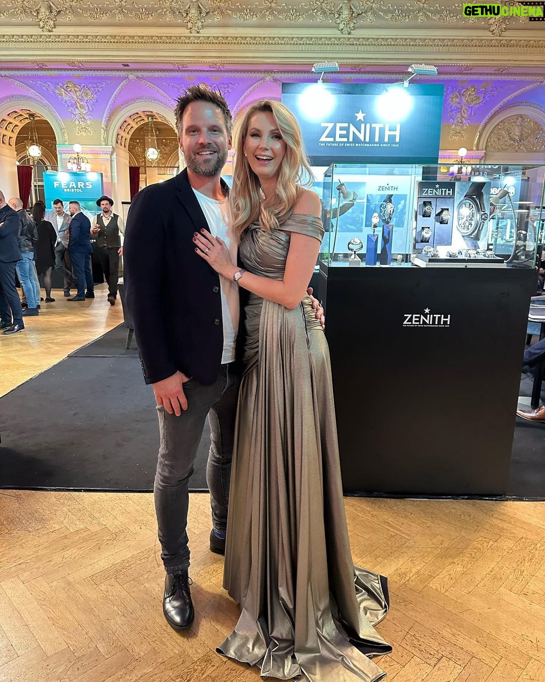 Sandra Parmová Instagram - Letos jsem měla na @salonexceptionalwatches zase doprovod 🥰❤️ Děkuju, že vás můžu už osm let provázet tak krásnou akcí🎤🙏🏼, největším veletrhem hodinek ve střední a východní Evropě, letos s více než tisícovkou jedinečných kousků⌚️🕰️⏱️ Šaty opět na první dobrou vybrala a také navrhla a ušila nejšikovnější Hermínka, za kterou jdu vždy, když potřebuji něco speciálního. Pokud vás taky čeká výjimečná akce, mrkněte na @hermine.atelier 🖤 @pavel_pospec_pospisil 😘❤️ #sew #sewpraha #salonexceptionalwatches #veletrhhodinek #veletrhvyjimecnychhodinek #zenith #klenotnictvidusak #praha #slovanskyostrov #palaczofin #moderace #moderatorka #prace #dreamjob #nejmilejsidoprovod #lavju Palác Žofín