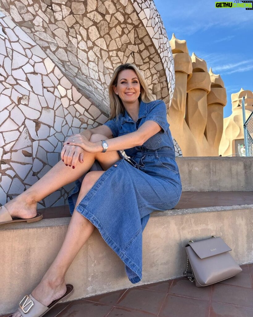 Sandra Parmová Instagram - La Pedrera, známá také jako Casa Mila, jedna z nejikoničtějších budov Barcelony 😍 Díky, Veru, že mám více fotek, než Instáč snese 😅 @klapina La Pedrera-Casa Milà