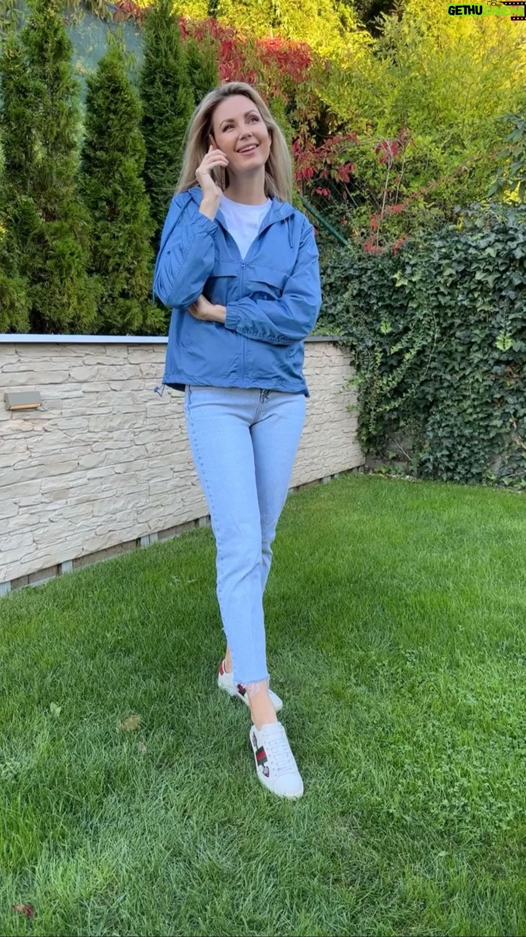 Sandra Parmová Instagram - Podzim volá 🍂📞😄 A s ním i kód SANDRA25, na slevu u @bezvasport, která se vám může hodit, až uložíte letní šaty do skříně a budete potřebovat něco teplejšího na podzimní dny🍁🧥. Kód platí pro ČR i SR na novinky i zlevněné kousky🤗 Jen pozooor, slevu můžete uplatnit pouze 3 dny - do 29.9. do půlnoci, tak neváhejte❣️ Já nemohla vybrat mezi úžasnými přechodovými bundami - modrá i černá byly láska na první pohled 💙🖤😁 A ta vesta!!!! Tak ta je úplně top! Stejně jako basic bílé tričko s nenápadnou výšivkou IDEALIST od Only. Více inspirace hážu do stories 🫶🏼 A na co máte zálusk vy? Dejte mi vědět ✍🏼😍 #spoluprace #bezvasport #bezvasportfashion #trendyol #saty #vesta #bundy #prechodovebundy #dnesnosim #fashionlover #fashioninspo #ootd #novysatnik #refresh #podzimnitrendy #podzimnisatnik #dziny #basic #tricka #loveit #musthave