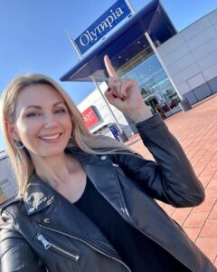 Sandra Parmová Instagram - Hledám Tě!🫵🏻🎥❤️ Staň se podzimní tváří @olympiacentrumbrno🌟 a #soutez i o voucher na nákupy!🛍️ Máš čas 5.10., jsi z Brna a okolí a chceš být součástí podzimní kampaně?📸 Líbilo by se ti nechat se opečovat vizážistkou a stylistkou a ještě k tomu získat voucher v hodnotě 3000 Kč na nákupy v Olympii?🛍️ Napiš mi do komentáře nebo mi tam pošli jen smajlík❤️ A klidně označ i jednu kamarádku, se kterou by sis společné natáčení chtěla užít😉Hledám 2 z vás, které se mnou budou točit! Nemusíte být modelky, stačí mít odvahu🫶🏼 Už teď se těším, kdo mi napíšete a s kým se potkám!!! 😍 Za týden, 2.10., vyhlásím vítězky❤️✊🏼 #soutez #soutezime #olympia #olympiacentrum #brno #olympiabrno #jiznimorava #obchodnicenrum #hledam #modelky #nemodelky #nataceni #spoluprace #inspirace #podzimnitrendy #trendy #moda #nakupy #podzimzima #fw2023 Olympia Brno