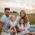 Sandra Parmová Instagram – Udělali jsme si radost a nechali si zvěčnit ty naše malé lásky 🤍 Děkujeme, @aneta_voborna_fotografka, že si nás sem vzala a že jsme za těch 5 min, než zapadlo slunce, stihli tuhle krásnou památku 🥰 
Mimochodem, Anetka a @chrastovanikola jsou skvělý a sehraný tým, pokud byste taky chtěli rodinné fotečky 🫶🏼 U nás máme třeba už teď o dárečku pro prababičku jasno 🤭

❤️ @pavel_pospec_pospisil 
❤️ @podle_emily 
📍 #jiznimorava 

#foceni #rodinnefoceni #rodina #laskynase #pamatka #family #familyportrait #lavju #ivanovice #brno #rodinnafotografka #focenivenku Jižní Morava