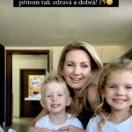 Sandra Parmová Instagram – Nejjednodušší snídaně pro děti – a k tomu zdravá!🙏🏼😋 Znáte Biskiti od @emco.cz?🌾 Jejich smajlíci mají o 30% méně cukru než srovnatelné dětské cereálie na trhu. A přitom jsou tak dobré a křupavé! Fakt!🤞🏼Děti je milují pro jejich chuť a veselé obličeje 😃😉😁😜 A já proto, že obsahují taky vitaminy B a D nebo vápník a železo, což jsou látky nezbytné pro podporu zdravých zubů a kostí. U nás se jí křupaví Biskiti na snídani hlavně s mlékem. A ti vypečení na svačinku nebo na cestách prostě jen tak.😉
Právě teď navíc probíhá na e-shopu www.emco.cz akce, kdy při nákupu 2 balení dostanete pro děti svačinový boxík zdarma👍🏼 A pokud nevíte, jaké Biskiti vyzkoušet, hlasuju pro čokoládové 🤭🍫😋
#emco #snidane #svacinky #biskiti #cerealie #snidanovecerealie #zdravasnidane #domleka #dojogurtu #snidaneprodeti #spoluprace #rodinnafirma #ceskaznacka