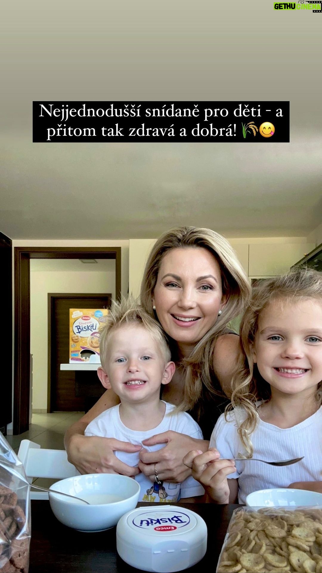 Sandra Parmová Instagram - Nejjednodušší snídaně pro děti - a k tomu zdravá!🙏🏼😋 Znáte Biskiti od @emco.cz?🌾 Jejich smajlíci mají o 30% méně cukru než srovnatelné dětské cereálie na trhu. A přitom jsou tak dobré a křupavé! Fakt!🤞🏼Děti je milují pro jejich chuť a veselé obličeje 😃😉😁😜 A já proto, že obsahují taky vitaminy B a D nebo vápník a železo, což jsou látky nezbytné pro podporu zdravých zubů a kostí. U nás se jí křupaví Biskiti na snídani hlavně s mlékem. A ti vypečení na svačinku nebo na cestách prostě jen tak.😉 Právě teď navíc probíhá na e-shopu www.emco.cz akce, kdy při nákupu 2 balení dostanete pro děti svačinový boxík zdarma👍🏼 A pokud nevíte, jaké Biskiti vyzkoušet, hlasuju pro čokoládové 🤭🍫😋 #emco #snidane #svacinky #biskiti #cerealie #snidanovecerealie #zdravasnidane #domleka #dojogurtu #snidaneprodeti #spoluprace #rodinnafirma #ceskaznacka