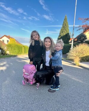 Sandra Parmová Instagram - První školní a školkový den.🩷💙 Ufff, mám pocit, že letos to bude pořádná jízda🎢😁
Všem moc držím palce, ať je váš rozjezd hladký a vykročíte pravou 🥰❤️

@podle_emily 🫶🏼

#emilka #leonek #prvniden #huraaa #doskoly #doskolky #tesimese #skolka #skolavola #laskynase