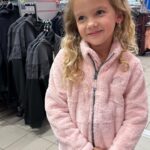 Sandra Parmová Instagram – Škola volá! 🎒📝🍎📐📚 Nová dobrodružství jsou za rohem a pro nás to bude velká premiéra. 😍Proto jsme vyrazily pořídit věci do @sportisimo_cesko, kde jsou na školáky skvěle připraveni. Mají obrovský výběr tenisek👟, sálových bot do tělocvičny i sportovního oblečení na tělocvik i kroužky a to vše za ceny na jedničku. A taky spoustu akčních nabídek na bestsellery, které mají děti nejraději. To je win win pro všechny.🥳Vyražte taky mrknout nebo si vše pohodlně objednejte z domova a až pak si na prodejně vyberte jen to, co vám bude nejvíce sedět. ❤️
#spoluprace #sportisimo #zpatkydoskoly #backtoschool #adtrue #skolavola #velkapremiera #prvnacka #Emily @podle_emily #inspirace #obleceni #moda #modaprodeti #kidsfashion Brno, Czech Republic