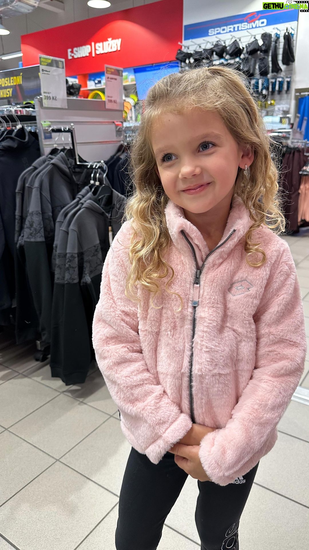 Sandra Parmová Instagram - Škola volá! 🎒📝🍎📐📚 Nová dobrodružství jsou za rohem a pro nás to bude velká premiéra. 😍Proto jsme vyrazily pořídit věci do @sportisimo_cesko, kde jsou na školáky skvěle připraveni. Mají obrovský výběr tenisek👟, sálových bot do tělocvičny i sportovního oblečení na tělocvik i kroužky a to vše za ceny na jedničku. A taky spoustu akčních nabídek na bestsellery, které mají děti nejraději. To je win win pro všechny.🥳Vyražte taky mrknout nebo si vše pohodlně objednejte z domova a až pak si na prodejně vyberte jen to, co vám bude nejvíce sedět. ❤️ #spoluprace #sportisimo #zpatkydoskoly #backtoschool #adtrue #skolavola #velkapremiera #prvnacka #Emily @podle_emily #inspirace #obleceni #moda #modaprodeti #kidsfashion Brno, Czech Republic