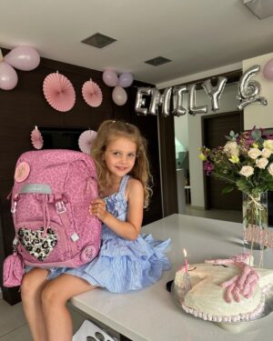 Sandra Parmová Instagram - Všechno nejlepší ty naše princezno! 🌟 Ať jsi pořá tak báječná, veselá, kamaradská a hlavně zdravá 🙏🏼 
Už brzy tě čeká další milník - škola.☺️ Tak ať se ti tam líbí a @zdravybatoh_beckmann se ti dobře nosí. 🩷

#Emily @podle_emily #sestlet #narozeniny #laskanase #predskolacka #familytime❤️ #oslava #happybirthday #lavju