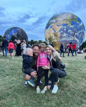 Sandra Parmová Instagram - Nádhera ve dne i v noci.🌗🪐🌕🌍🤩 Festival planet je na Kraví hoře k vidění až do 8.8., určitě zajděte 👌🏼❤️ Na profilu @brnoplanetarium si můžete vždy ověřit, jestli planety vzhledem k počasí nafukují 🫶🏼

#brno #kravihora #festivalplanet #slunce #zeme #planetazeme #zazitek #prodeti #rodicemvbrne  #krasa #vednevnoci #odraz #vodnihladina #planety #nadhernapodivana #tip #prorodice #kamsdetmi #kamsdetmivbrne #planetarium #planetariumbrno #terralona #lunalona