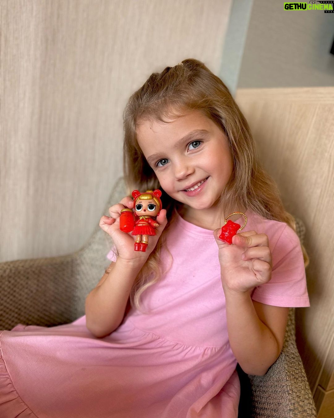 Sandra Parmová Instagram - A o tomhle spojení víte? 😍 Ikonické panenky @lolsurprise_czsk se spojily s oblíbeným výrobcem sladkostí Haribo a vznikla speciální edice, jako třeba tenhle kufříček “L.O.L. Surprise! Loves Mini Sweets HARIBO Deluxe panenky”. V balení najdete hned 3 panenky a k tomu 20 překvapení, většina z nich inspirovaná právě značkou Haribo. A pozor, když dáte panence napít, tak umí vyplivovat vodu. Ideální pro všechny milovnice bazénů 💦😃 #LOLSurprise #LOLSurpriseCZSK #LOLHaribo #CollectLOL #LOLSurpriseToys #spoluprace #inspirace #tipnadarek #proholcicky #sbiramelolky #podleEmily @podle_emily 🩷 #novinka #Haribo #haribomedvidci Danubius Hotel Bük
