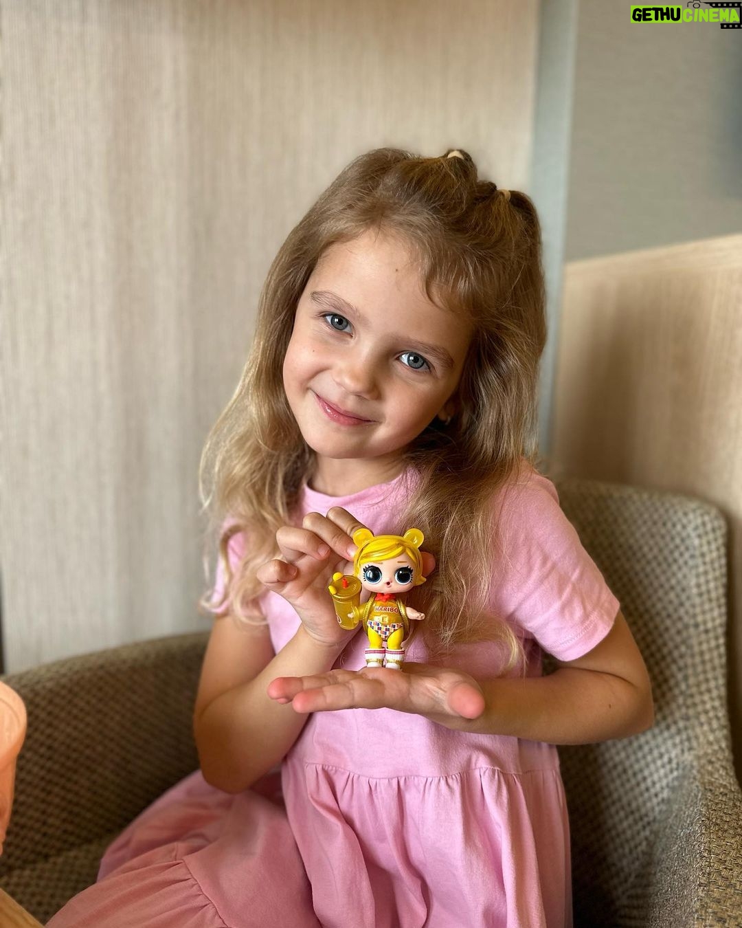 Sandra Parmová Instagram - A o tomhle spojení víte? 😍 Ikonické panenky @lolsurprise_czsk se spojily s oblíbeným výrobcem sladkostí Haribo a vznikla speciální edice, jako třeba tenhle kufříček “L.O.L. Surprise! Loves Mini Sweets HARIBO Deluxe panenky”. V balení najdete hned 3 panenky a k tomu 20 překvapení, většina z nich inspirovaná právě značkou Haribo. A pozor, když dáte panence napít, tak umí vyplivovat vodu. Ideální pro všechny milovnice bazénů 💦😃 #LOLSurprise #LOLSurpriseCZSK #LOLHaribo #CollectLOL #LOLSurpriseToys #spoluprace #inspirace #tipnadarek #proholcicky #sbiramelolky #podleEmily @podle_emily 🩷 #novinka #Haribo #haribomedvidci Danubius Hotel Bük