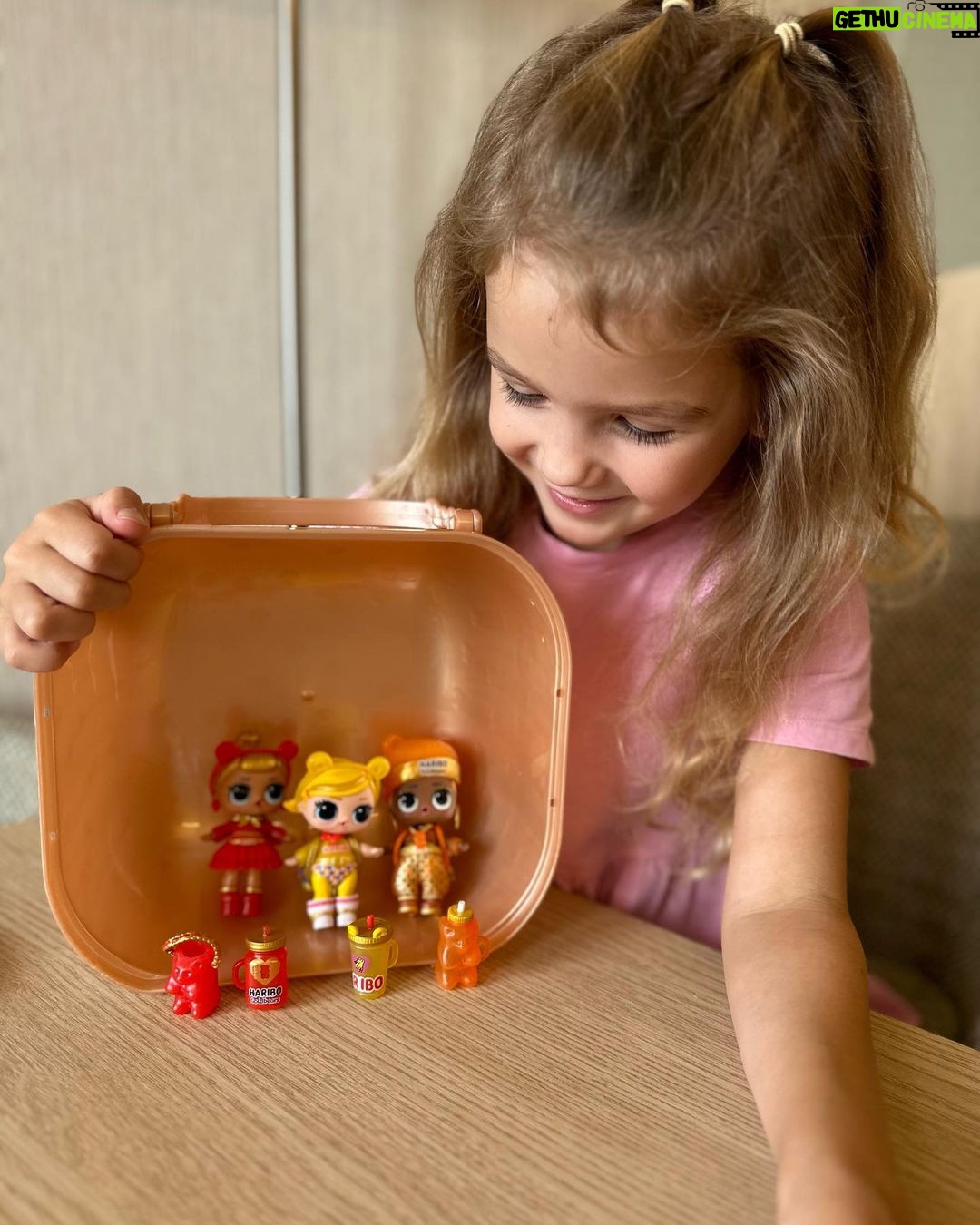 Sandra Parmová Instagram - A o tomhle spojení víte? 😍 Ikonické panenky @lolsurprise_czsk se spojily s oblíbeným výrobcem sladkostí Haribo a vznikla speciální edice, jako třeba tenhle kufříček “L.O.L. Surprise! Loves Mini Sweets HARIBO Deluxe panenky”. V balení najdete hned 3 panenky a k tomu 20 překvapení, většina z nich inspirovaná právě značkou Haribo. A pozor, když dáte panence napít, tak umí vyplivovat vodu. Ideální pro všechny milovnice bazénů 💦😃 #LOLSurprise #LOLSurpriseCZSK #LOLHaribo #CollectLOL #LOLSurpriseToys #spoluprace #inspirace #tipnadarek #proholcicky #sbiramelolky #podleEmily @podle_emily 🩷 #novinka #Haribo #haribomedvidci Danubius Hotel Bük
