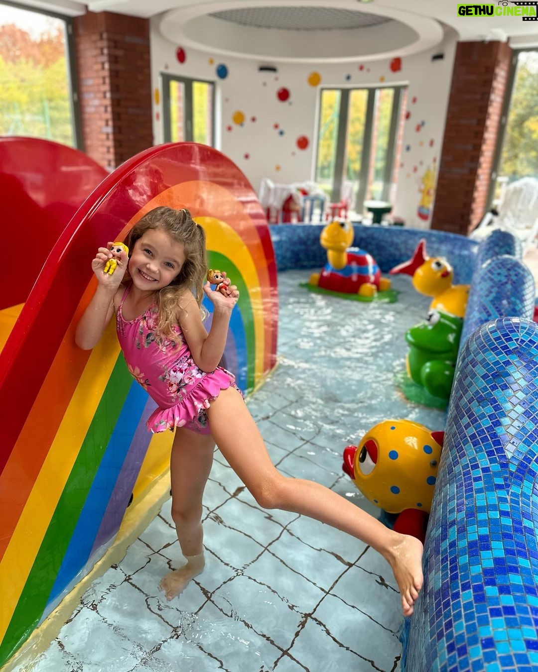 Sandra Parmová Instagram - A o tomhle spojení víte? 😍 Ikonické panenky @lolsurprise_czsk se spojily s oblíbeným výrobcem sladkostí Haribo a vznikla speciální edice, jako třeba tenhle kufříček “L.O.L. Surprise! Loves Mini Sweets HARIBO Deluxe panenky”. V balení najdete hned 3 panenky a k tomu 20 překvapení, většina z nich inspirovaná právě značkou Haribo. A pozor, když dáte panence napít, tak umí vyplivovat vodu. Ideální pro všechny milovnice bazénů 💦😃 #LOLSurprise #LOLSurpriseCZSK #LOLHaribo #CollectLOL #LOLSurpriseToys #spoluprace #inspirace #tipnadarek #proholcicky #sbiramelolky #podleEmily @podle_emily 🩷 #novinka #Haribo #haribomedvidci Danubius Hotel Bük