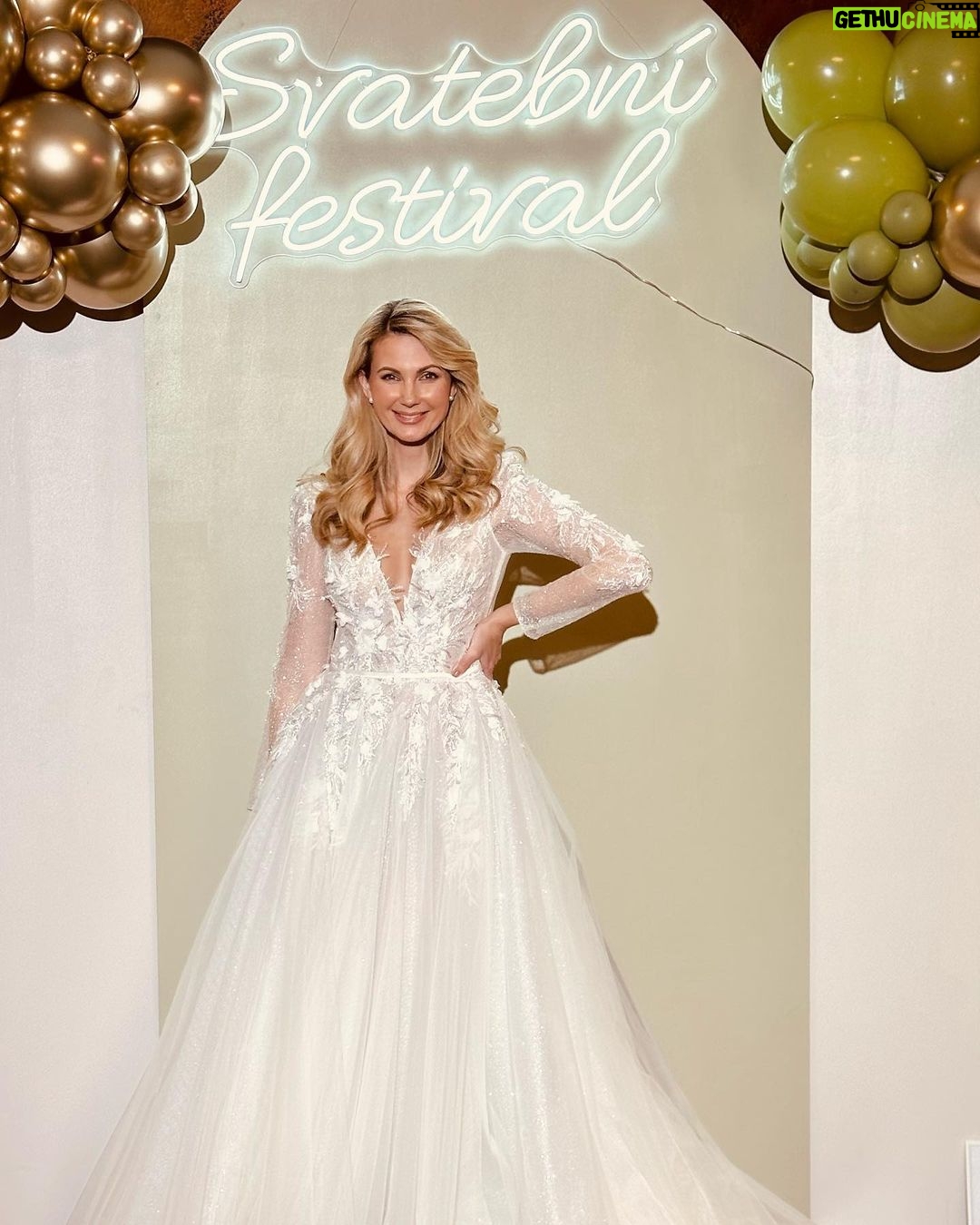 Sandra Parmová Instagram - Pracovně za nevěstu 😁 pro @svatebnifestival 🎤 Ještě zítra se na vás těšíme s pořádnou dávkou svatební inspirace a trendů pro příští rok 🤩 Děkuji za foto @navarafoto.cz 🤍 za šaty @tymomenty 🤍 za makeup @patricienespurki 🤍 a za vlasy @lenka.love.hair.cut 🤍 #brno #svatebnifestival #moderace #moderatorka #svatebniinspirace #svatebnimista #hotelpassage Hotel Passage Brno
