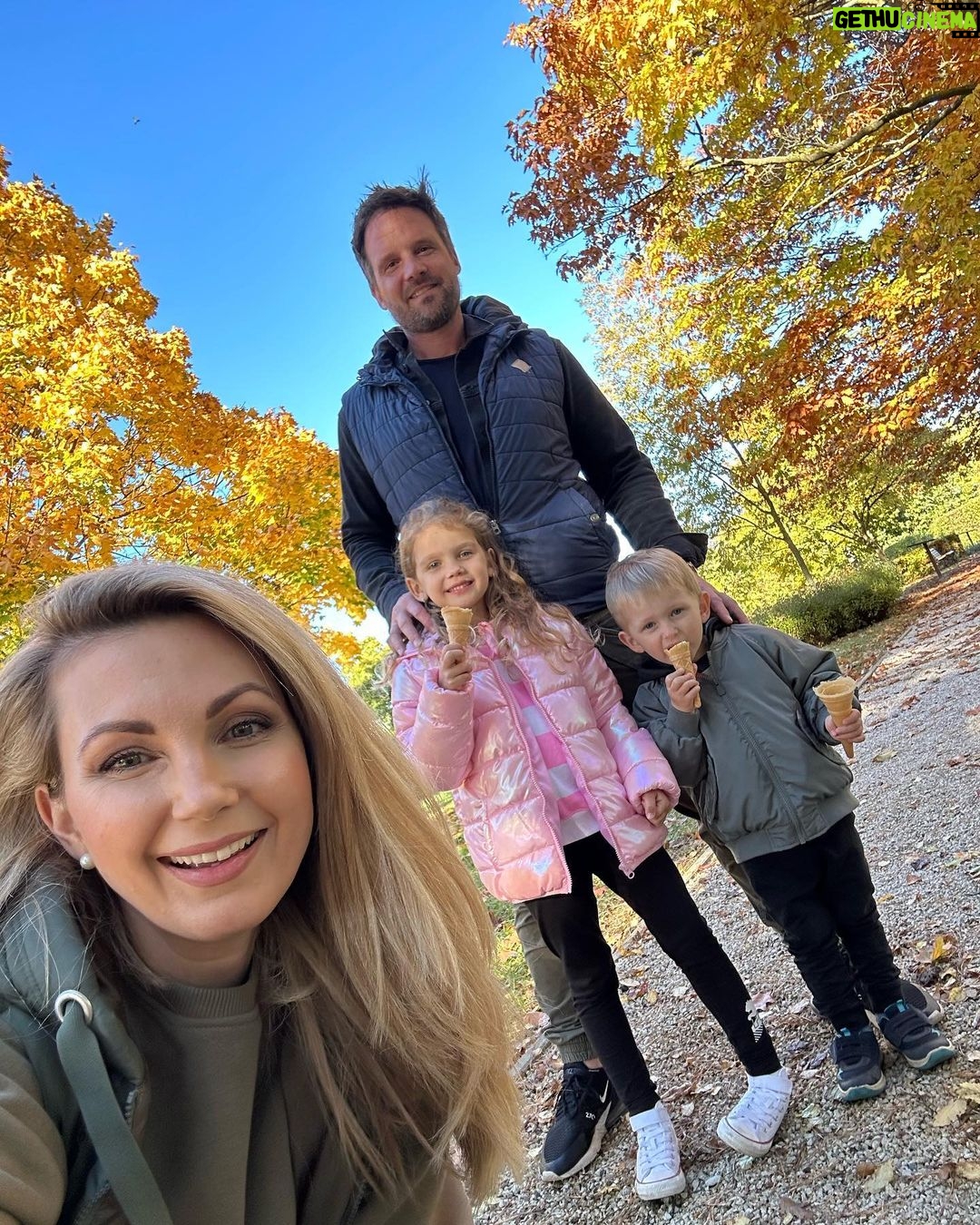 Sandra Parmová Instagram - Pozdrav z Bükfürdo🙋🏼♀️💦🇭🇺 A protože jsou zážitky nejlepší dárek, jeden mám i pro vás💞 Slevu u portálu @travelking.cz, který se specializuje na dostupné a ověřené pobyty. S kódem SANDRATRAVELKING10 budete mít cestovatelské zážitky ještě o 10% levnější.🧳 Platí i na dárkové poukazy, tak můžete klidně dát tip i Ježíškovi 🎅🏼😅 My testovali pobyt v hotelu @danubiusbuksarvar v destinaci Bükfürdö, která se pyšní jedním z nejaktivnějších termálních pramenů střední Evropy. Hotel je skvělý pro všechny věkové kategorie. My si moc užili jejich wellness, kde je ve většině bazénů příjemně teplá voda a spousta atrakcí pro děti. Ty naše vodníky jsme z bazénů nemohli dostat 😅😅 A další aktivity pro nejmenší jsou buď v dětském klubu nebo v okolí hotelu. Maďarská kuchyně je za mě skvělá a ani tenhle hotel nebyl výjimkou. Specializují se na lokální suroviny a typická jídla a věřím, že si tady každý pochutná👌🏼 Kdybyste měli nějaký dotaz, napište mi do komentáře, ráda poradím ❤️ #travelking #dostupnecestovani #spoluprace #rodinnadovolena #travelkingcz #madarsko #buk #bukfurdo #lazne #termaly #termalnilazne #danubiushotels #danubius #familytrip #enjoyingnature #enjoyingthemoment #magyar #travel #travelgram #love #hapiness #nofilter #mustsee #spa #wellness #kidsfriendly Danubius Hotel Bük