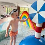 Sandra Parmová Instagram – Pozdrav z Bükfürdo🙋🏼♀️💦🇭🇺 A protože jsou zážitky nejlepší dárek, jeden mám i pro vás💞 Slevu u portálu @travelking.cz, který se specializuje na dostupné a ověřené pobyty. S kódem SANDRATRAVELKING10 budete mít cestovatelské zážitky ještě o 10% levnější.🧳 Platí i na dárkové poukazy, tak můžete klidně dát tip i Ježíškovi 🎅🏼😅
My testovali pobyt v hotelu @danubiusbuksarvar v destinaci Bükfürdö, která se pyšní jedním z nejaktivnějších termálních pramenů střední Evropy. Hotel je skvělý pro všechny věkové kategorie. My si moc užili jejich wellness, kde je ve většině bazénů příjemně teplá voda a spousta atrakcí pro děti. Ty naše vodníky jsme z bazénů nemohli dostat 😅😅 A další aktivity pro nejmenší jsou buď v dětském klubu nebo v okolí hotelu. Maďarská kuchyně je za mě skvělá a ani tenhle hotel nebyl výjimkou. Specializují se na lokální suroviny a typická jídla a věřím, že si tady každý pochutná👌🏼 Kdybyste měli nějaký dotaz, napište mi do komentáře, ráda poradím ❤️
#travelking #dostupnecestovani #spoluprace #rodinnadovolena #travelkingcz #madarsko #buk #bukfurdo #lazne #termaly #termalnilazne #danubiushotels #danubius #familytrip #enjoyingnature #enjoyingthemoment #magyar #travel #travelgram #love #hapiness #nofilter #mustsee #spa #wellness #kidsfriendly Danubius Hotel Bük