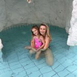 Sandra Parmová Instagram – Pozdrav z Bükfürdo🙋🏼♀️💦🇭🇺 A protože jsou zážitky nejlepší dárek, jeden mám i pro vás💞 Slevu u portálu @travelking.cz, který se specializuje na dostupné a ověřené pobyty. S kódem SANDRATRAVELKING10 budete mít cestovatelské zážitky ještě o 10% levnější.🧳 Platí i na dárkové poukazy, tak můžete klidně dát tip i Ježíškovi 🎅🏼😅
My testovali pobyt v hotelu @danubiusbuksarvar v destinaci Bükfürdö, která se pyšní jedním z nejaktivnějších termálních pramenů střední Evropy. Hotel je skvělý pro všechny věkové kategorie. My si moc užili jejich wellness, kde je ve většině bazénů příjemně teplá voda a spousta atrakcí pro děti. Ty naše vodníky jsme z bazénů nemohli dostat 😅😅 A další aktivity pro nejmenší jsou buď v dětském klubu nebo v okolí hotelu. Maďarská kuchyně je za mě skvělá a ani tenhle hotel nebyl výjimkou. Specializují se na lokální suroviny a typická jídla a věřím, že si tady každý pochutná👌🏼 Kdybyste měli nějaký dotaz, napište mi do komentáře, ráda poradím ❤️
#travelking #dostupnecestovani #spoluprace #rodinnadovolena #travelkingcz #madarsko #buk #bukfurdo #lazne #termaly #termalnilazne #danubiushotels #danubius #familytrip #enjoyingnature #enjoyingthemoment #magyar #travel #travelgram #love #hapiness #nofilter #mustsee #spa #wellness #kidsfriendly Danubius Hotel Bük