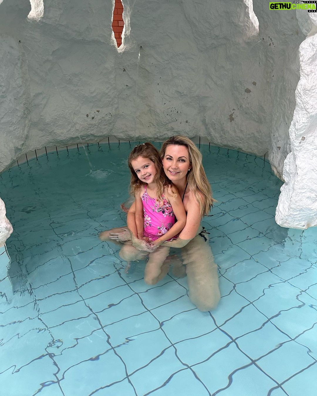 Sandra Parmová Instagram - Pozdrav z Bükfürdo🙋🏼♀️💦🇭🇺 A protože jsou zážitky nejlepší dárek, jeden mám i pro vás💞 Slevu u portálu @travelking.cz, který se specializuje na dostupné a ověřené pobyty. S kódem SANDRATRAVELKING10 budete mít cestovatelské zážitky ještě o 10% levnější.🧳 Platí i na dárkové poukazy, tak můžete klidně dát tip i Ježíškovi 🎅🏼😅 My testovali pobyt v hotelu @danubiusbuksarvar v destinaci Bükfürdö, která se pyšní jedním z nejaktivnějších termálních pramenů střední Evropy. Hotel je skvělý pro všechny věkové kategorie. My si moc užili jejich wellness, kde je ve většině bazénů příjemně teplá voda a spousta atrakcí pro děti. Ty naše vodníky jsme z bazénů nemohli dostat 😅😅 A další aktivity pro nejmenší jsou buď v dětském klubu nebo v okolí hotelu. Maďarská kuchyně je za mě skvělá a ani tenhle hotel nebyl výjimkou. Specializují se na lokální suroviny a typická jídla a věřím, že si tady každý pochutná👌🏼 Kdybyste měli nějaký dotaz, napište mi do komentáře, ráda poradím ❤️ #travelking #dostupnecestovani #spoluprace #rodinnadovolena #travelkingcz #madarsko #buk #bukfurdo #lazne #termaly #termalnilazne #danubiushotels #danubius #familytrip #enjoyingnature #enjoyingthemoment #magyar #travel #travelgram #love #hapiness #nofilter #mustsee #spa #wellness #kidsfriendly Danubius Hotel Bük