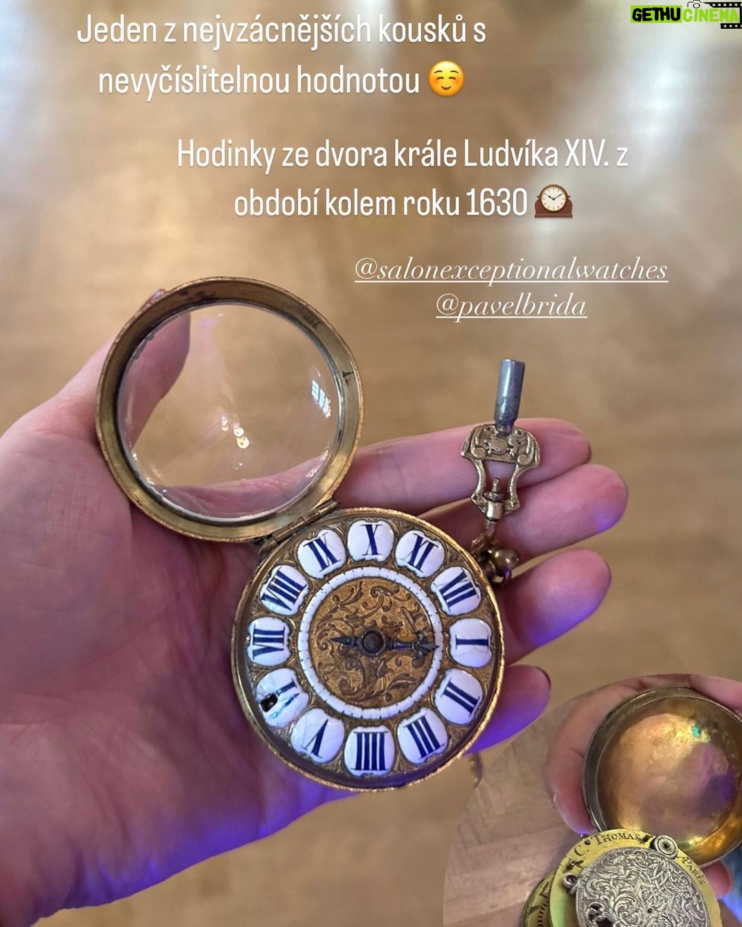 Sandra Parmová Instagram - Letos jsem měla na @salonexceptionalwatches zase doprovod 🥰❤️ Děkuju, že vás můžu už osm let provázet tak krásnou akcí🎤🙏🏼, největším veletrhem hodinek ve střední a východní Evropě, letos s více než tisícovkou jedinečných kousků⌚️🕰️⏱️ Šaty opět na první dobrou vybrala a také navrhla a ušila nejšikovnější Hermínka, za kterou jdu vždy, když potřebuji něco speciálního. Pokud vás taky čeká výjimečná akce, mrkněte na @hermine.atelier 🖤 @pavel_pospec_pospisil 😘❤️ #sew #sewpraha #salonexceptionalwatches #veletrhhodinek #veletrhvyjimecnychhodinek #zenith #klenotnictvidusak #praha #slovanskyostrov #palaczofin #moderace #moderatorka #prace #dreamjob #nejmilejsidoprovod #lavju Palác Žofín