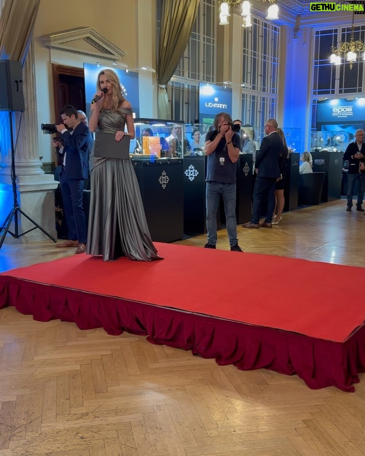 Sandra Parmová Instagram - Letos jsem měla na @salonexceptionalwatches zase doprovod 🥰❤️ Děkuju, že vás můžu už osm let provázet tak krásnou akcí🎤🙏🏼, největším veletrhem hodinek ve střední a východní Evropě, letos s více než tisícovkou jedinečných kousků⌚️🕰️⏱️ Šaty opět na první dobrou vybrala a také navrhla a ušila nejšikovnější Hermínka, za kterou jdu vždy, když potřebuji něco speciálního. Pokud vás taky čeká výjimečná akce, mrkněte na @hermine.atelier 🖤 @pavel_pospec_pospisil 😘❤️ #sew #sewpraha #salonexceptionalwatches #veletrhhodinek #veletrhvyjimecnychhodinek #zenith #klenotnictvidusak #praha #slovanskyostrov #palaczofin #moderace #moderatorka #prace #dreamjob #nejmilejsidoprovod #lavju Palác Žofín