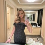 Sandra Parmová Instagram - Vzpomínám, jak jsem šla v květnu na pohovor na tuhle práci. Myslela jsem si, že jsem jedna z mnoha…a ptám se, jak na mě přišli. “Hledali jsme někoho, kdo má zkušenosti a vede hezký rodinný život, na tom oslavenci hodně záleží. A taky nemá skandály v bulváru. Vybrali jsme si vás. “ Děkuji❤️ Ani nevíte, jak strašně si v dnešní době vážím, že toto někdo ocení. 🙏🏼 Za dokonalé šaty k jedinečnému místu děkuji mé srdcové Hermínce @hermine.atelier 🖤 #pracovninedele #vdecna #dekuji #moderatorka #oslava #praha #fourseasons #dreamplace #dreamjob Four Seasons Hotel Prague