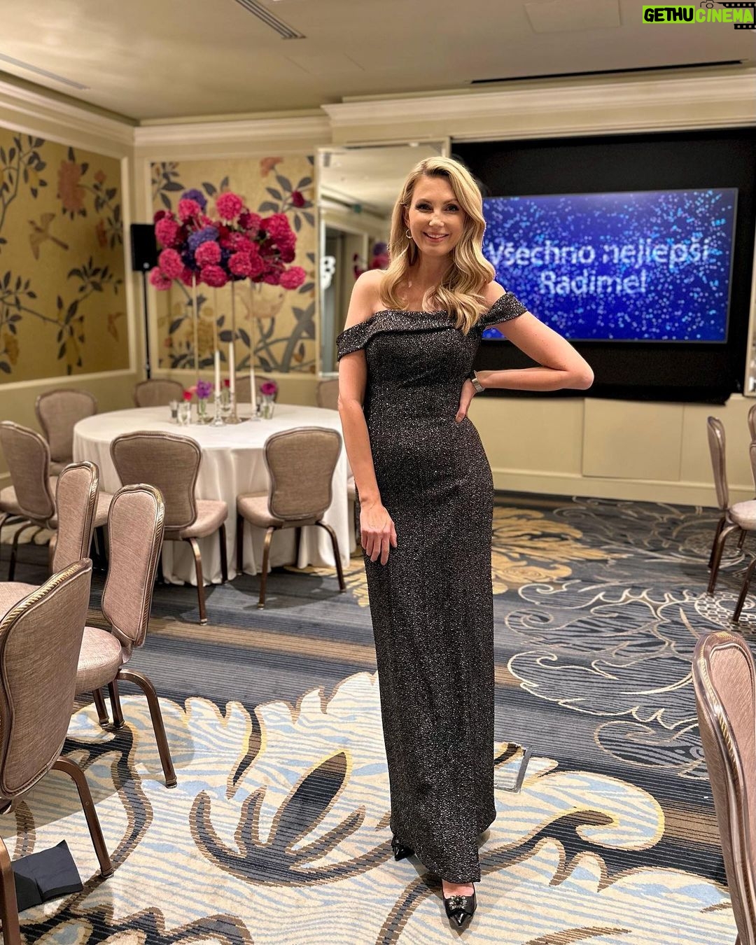Sandra Parmová Instagram - Vzpomínám, jak jsem šla v květnu na pohovor na tuhle práci. Myslela jsem si, že jsem jedna z mnoha…a ptám se, jak na mě přišli. “Hledali jsme někoho, kdo má zkušenosti a vede hezký rodinný život, na tom oslavenci hodně záleží. A taky nemá skandály v bulváru. Vybrali jsme si vás. “ Děkuji❤️ Ani nevíte, jak strašně si v dnešní době vážím, že toto někdo ocení. 🙏🏼 Za dokonalé šaty k jedinečnému místu děkuji mé srdcové Hermínce @hermine.atelier 🖤 #pracovninedele #vdecna #dekuji #moderatorka #oslava #praha #fourseasons #dreamplace #dreamjob Four Seasons Hotel Prague