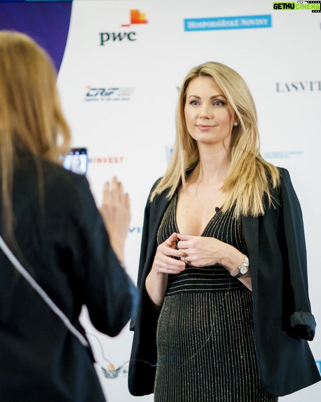 Sandra Parmová Instagram - Je krásné vidět a slyšet, kolik mimořádně schopných, odhodlaných i zručných lidí v Česku máme! Smekám před všemi, kteří se probojovali do finále @firmaroku a Živnostník roku v jihomoravském kraji, vaše příběhy byly tak dojemné a inspirativní.🥹👏🏼❤️ Přeji vám i nadále spoustu energie k plnění vašich snů, spoustu spokojených zákazníků a jsem moc zvědavá, kdo uspěje v celorepublikovém vyhlašování na Žofíně!✨😍 Děkuji za pozvání a milou společnost @thomaskruchina 🫶🏼☺️ #aboutlastevening #pomahameceskemupodnikani #firmaroku #zivnostnikroku #brno #jihomoravskykraj #vyhlasovani #spolecenskyvecer @moneta_money_bank @pwc_czech_republic Courtyard by Marriott Brno