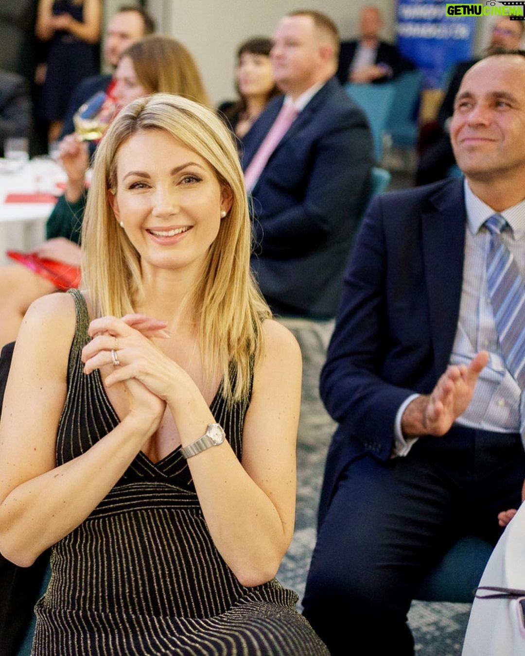 Sandra Parmová Instagram - Je krásné vidět a slyšet, kolik mimořádně schopných, odhodlaných i zručných lidí v Česku máme! Smekám před všemi, kteří se probojovali do finále @firmaroku a Živnostník roku v jihomoravském kraji, vaše příběhy byly tak dojemné a inspirativní.🥹👏🏼❤️ Přeji vám i nadále spoustu energie k plnění vašich snů, spoustu spokojených zákazníků a jsem moc zvědavá, kdo uspěje v celorepublikovém vyhlašování na Žofíně!✨😍 Děkuji za pozvání a milou společnost @thomaskruchina 🫶🏼☺️ #aboutlastevening #pomahameceskemupodnikani #firmaroku #zivnostnikroku #brno #jihomoravskykraj #vyhlasovani #spolecenskyvecer @moneta_money_bank @pwc_czech_republic Courtyard by Marriott Brno