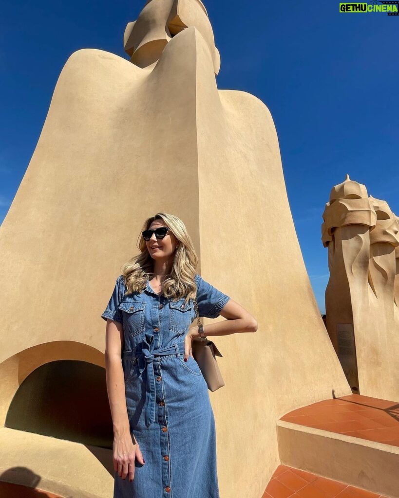 Sandra Parmová Instagram - La Pedrera, známá také jako Casa Mila, jedna z nejikoničtějších budov Barcelony 😍 Díky, Veru, že mám více fotek, než Instáč snese 😅 @klapina La Pedrera-Casa Milà