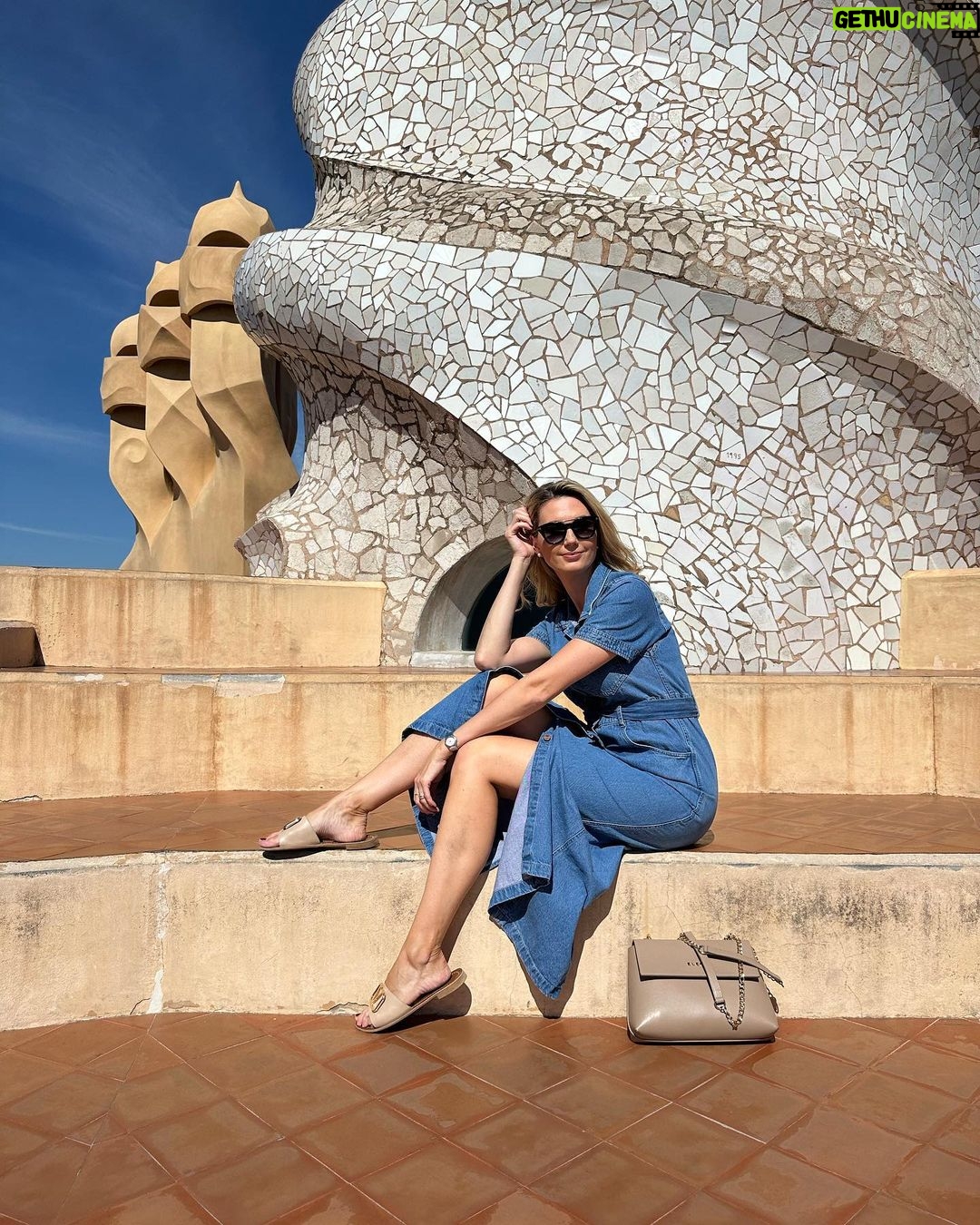 Sandra Parmová Instagram - La Pedrera, známá také jako Casa Mila, jedna z nejikoničtějších budov Barcelony 😍 Díky, Veru, že mám více fotek, než Instáč snese 😅 @klapina La Pedrera-Casa Milà