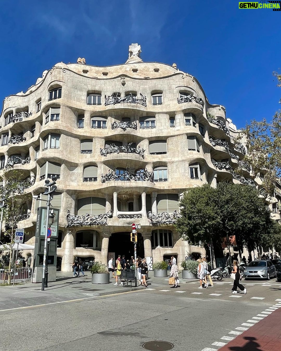 Sandra Parmová Instagram - La Pedrera, známá také jako Casa Mila, jedna z nejikoničtějších budov Barcelony 😍 Díky, Veru, že mám více fotek, než Instáč snese 😅 @klapina La Pedrera-Casa Milà