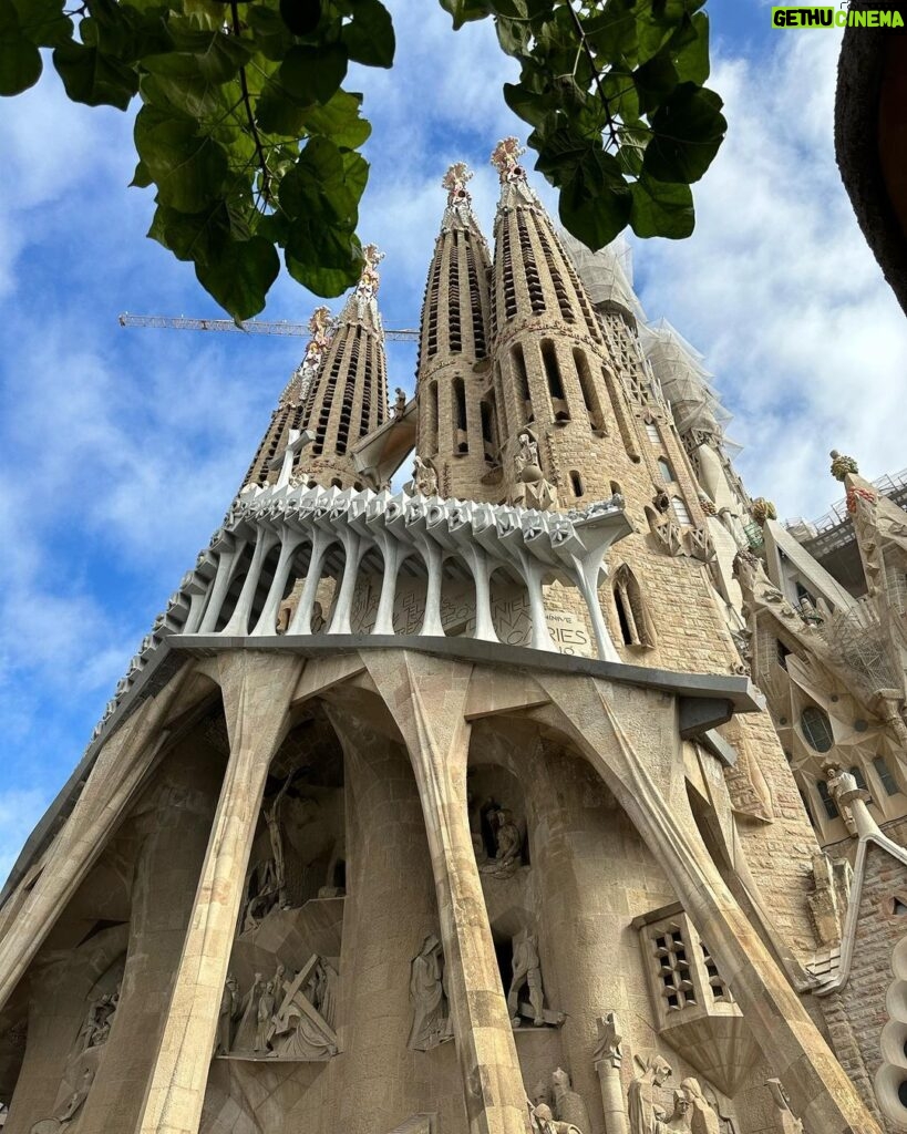 Sandra Parmová Instagram - #carousel #LaSagradaFamilia ❤️ Neuvěřitelné místo😍 #barcelona #vylet #narozeninovyvylet #sagradafamilia #basilica #unbelievable #love #antonigaudi #genius Sagrada Familia, Barcelona