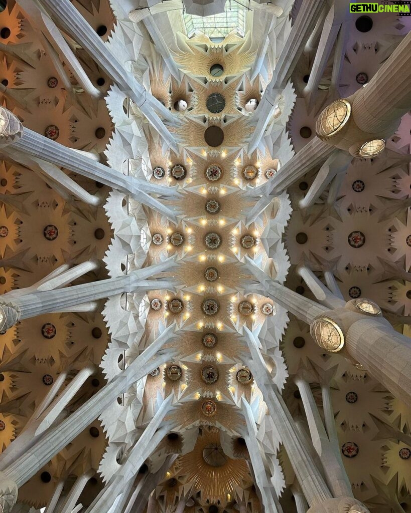 Sandra Parmová Instagram - #carousel #LaSagradaFamilia ❤️ Neuvěřitelné místo😍 #barcelona #vylet #narozeninovyvylet #sagradafamilia #basilica #unbelievable #love #antonigaudi #genius Sagrada Familia, Barcelona