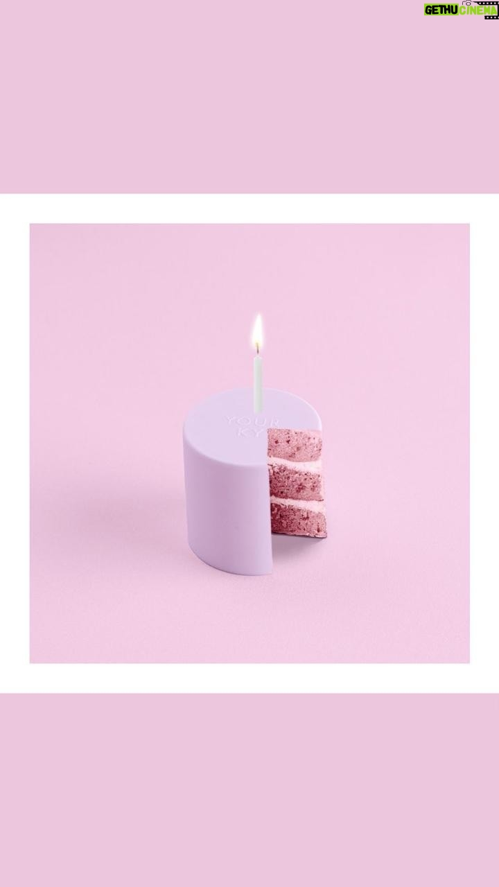 Sandra Parmová Instagram - SLAVTE S NÁMI 🥳 Naše KĒORY YOUNG slaví 3️⃣. narozeniny!🎉 A co by to bylo za oslavu bez vás, milí sledující, zákazníci a přátelé? Proto jsme si pro vás na listopad, měsíc kdy už začínáme řešit i radosti pod vánoční stromeček, připravili dárek.🎁 Užijte si proto nákup na našem e-shopu www.keoryyoung.cz se zcela výjimečným narozeninovým kódem MOJEKY15. 🛍️ Ten vám bude platit pouze do 8.11.2023. Potěšte svou tvář, rty, ruce i blízké.☺️ Tři roky na trhu. Stejně jako člověk v tomto věku překonává významné životní pokroky, taky KY zdolalo v uplynulém roce několik radostných milníků.🥰 Naše omlazující a pečující produkty jsme dostali na další místa, abychom vám byli zase o něco blíž. Představili jsme svěží YOUR LIP BALM. 💄 Vytvořili přehlednou brožurku 📖, ve které se dozvíte vše podstatné. Dostali jsme spousty krásných recenzí. Přivítali nové tváře a členy #KYFAMILY. To vše nás nesmírně posouvá a motivuje vytvářet novinky, plánovat obsah a těšit se z práce celého týmu.😍 Děkujeme vám za přízeň! Moc si ji vážíme.🤍 A tobě, milé KY přejeme spousty dalších let, kdy budeš rozdávat krásu, radost, záři i mládí.✨🧖🏼♀️ Za celý tým KY🌱 Sandra & Pavel zakladatelé značky #keoryyoung #narozeniny #slavime #3roky #oslava #happybirthday #mojeKY #KYlove #metime #selfcare #zeny #muzi #tvujoriginalniklickmladi #klickmladi #omlazeni #hydratace #prirodnislozky #bezchemie #prirodnikosmetika #vegan #musthave #vyrobenovcesku #madeinczech #madewithlove
