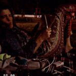 Sanem Yeles Instagram – Kadıköy’ün tüm sokaklarına bir kahkaha bıraktık. Fakir ama tasasız, booooomboş yürümekte bir beis olmayan zamanlardı. Şimdiki gibi hiçbir yere yetişmediğimiz, senin dizinin kaşelerini mantıya dönüştürdüğümüz, sabah 3’te çorbacıda birbirimize ortaya çıkarsa birbirimizi vurmamız gereken sırlar verdiğimiz bir dönemdi. Ne eğlendik be yavrum ya. Şimdi o rock n roll artık koca bir ‘aaaaaay nen’ kızkardeşim ama biliyorum onun da yine zamanı gelecek. Benim başım senin belin ağrımazsa yine durmadan hıçkırmana ve her yemeğe ayrı ayrı heyecanlanmana çok güleceğiz. Sen hayatımın eeeen eğlenceli zamanlarının baş kahramanısın. Sırdaşım, kızkardeşim, sevgi dolu merhametli ahretliğimsin. Seni çok seviyorum türbe yeşili gözlüm. İyi ki doğdun ve iyi ki seni kimsenin tanımadığı bir yerden tanıyorum. DOĞUM GÜNÜN KUTLU OLSUUUAAAAAN 🩷👭 #sistersquad #happybirthday Moda, Istanbul, Turkey