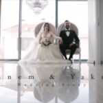 Sanem Yeles Instagram - Bu “en deli düğün ever” videosu vasıtasıyla bir teşekkür furyası daha başlatmak isterim 🙏 biz hayatımızın en büyük partisini verirken şu en doğal hallerimizi yakalayıp bize anılar armağan eden @royalajans ‘a kocaman teşekkürler 😊 çok uğraştılar, çok yoruldular , biz düğün videosu beklerken bize efsane bir hatıra verdiler🦋 ellerinize sağlık #royalajans @cameoyapim