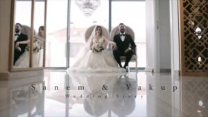 Sanem Yeles Instagram - Bu “en deli düğün ever” videosu vasıtasıyla bir teşekkür furyası daha başlatmak isterim 🙏 biz hayatımızın en büyük partisini verirken şu en doğal hallerimizi yakalayıp bize anılar armağan eden @royalajans ‘a kocaman teşekkürler 😊 çok uğraştılar, çok yoruldular , biz düğün videosu beklerken bize efsane bir hatıra verdiler🦋 ellerinize sağlık #royalajans @cameoyapim
